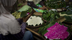 All natural: None of the food sold in the market uses preservatives or chemical colorings. JP/Tarko Sudiarno
