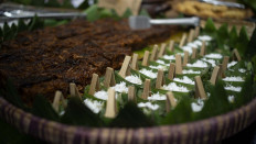 Bamboo can do: Sellers replace plastic plates and forks with banana leaves and bamboo pincers. JP/Tarko Sudiarno