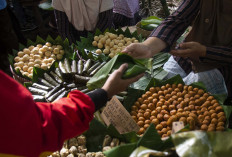 It's a wrap: A seller hands a cake wrapped in a banana leaf to a customer at Papringan Market in Temanggung, Central Java. JP/Tarko Sudiarno