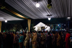 Guests stand in line as they wait for their turn to congratulate the bride and the groom. JP/Anggertimur Lanang Tinarbuko