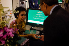 Each guest was given a special card used to collect wedding souvenirs. JP/Anggertimur Lanang Tinarbuko