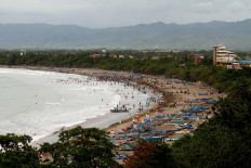 Tourists enjoy the New Year holidays on the west coast of Pangandaran on Jan. 5, 2019. JP/Arya Dipa