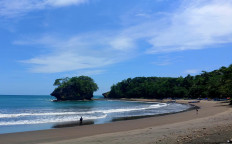 Several anglers try their luck at the Panon Nyampai Beach. JP/Arya Dipa