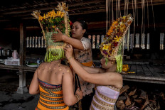 Garden on my head: A dancer is fitted with a headdress made of woven young coconut leaves called gelungan and decorated with flowers. JP/Agung Parameswara