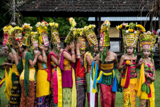 Waiting for the gods: The dancers get ready to grace the presence of the gods with their sacred rejang dance. JP/Agung Parameswara