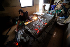 Basiran’s wife manages the heat of the oven and the furnace. JP/Boy T. Harjanto