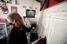Basiran writes down orders from customers on a white board. JP/Boy T. Harjanto