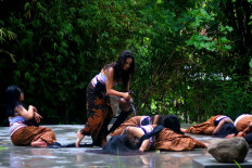The Peni dance troupe performs their routine. JP/Maksum Nur Fauzan