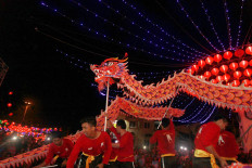 Red dragon: Dancers showcase the liong performance in Surakarta, Central Java. The liong performance represents acculturation between the Chinese and local traditions. JP/Ganug Nugroho Adi