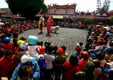 The barongsai performance at the Eng An Kiong Chinese temple, is watched by an eager crowd. JP/Aman Rochman