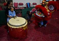 Married members often take their toddlers to watch the practice. JP/Aman Rochman