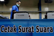 A staff is checking the ink for the printing machine during the printing process. JP/Dhoni Setiawan