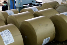 A staff is checking rolls of paper before the general elections’ ballot paper printing process in Jakarta on Sunday (Jan. 20, 2019). JP/Dhoni Setiawan