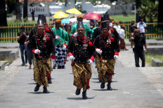 The guardians: Palace guards escort the labuhan ritual objects to the Parang Kusumo Beach. JP/Boy T Harjanto
