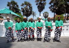 Ready to commence: Kasunanan Surakarta Palace guards pose before the masonry wall of the tomb of Panembahan Senopati, the founder of the Mataram Sultanate. JP/Boy T Harjanto