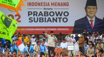 Prabowo slams podium at campaign event, calmed by Amien Rais