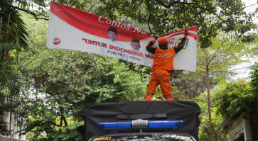 Campaigns leave behind tons of sign waste
