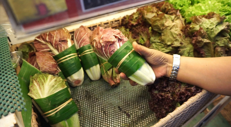 Bali supermarket ditches plastic packaging for banana leaves