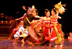 Griya Tari Widyarini from Jakarta performs the Raden Ronggo dance-drama during World Dance Day at the ISI Surakarta campus on April 29, 2019.  JP/Ganug Nugroho Adi