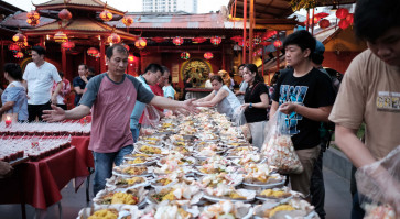 Buddhist temple provides free iftar meals