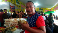 Homade: Bobby, a takjil seller, holds lemang(sugary rice cooked in hollowed bamboo). JP/ Budi Sutrisno
