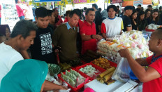 Crowd favorite: Customers line up to buy takjil from a stall owned by Bobby and his sister Ema at Benhil Market in Jakarta. JP/Budi Sutrisno