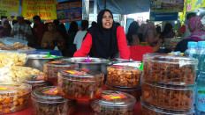 Food hunting: People visit the market regularly during Ramadan to buy takjil. JP/Budi Sutrisno