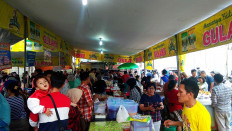 Sweet and tasty: One of the most popular takjil delicacies is the lupis (sugary rice with grated coconut). JP/Budi Sutrisno
