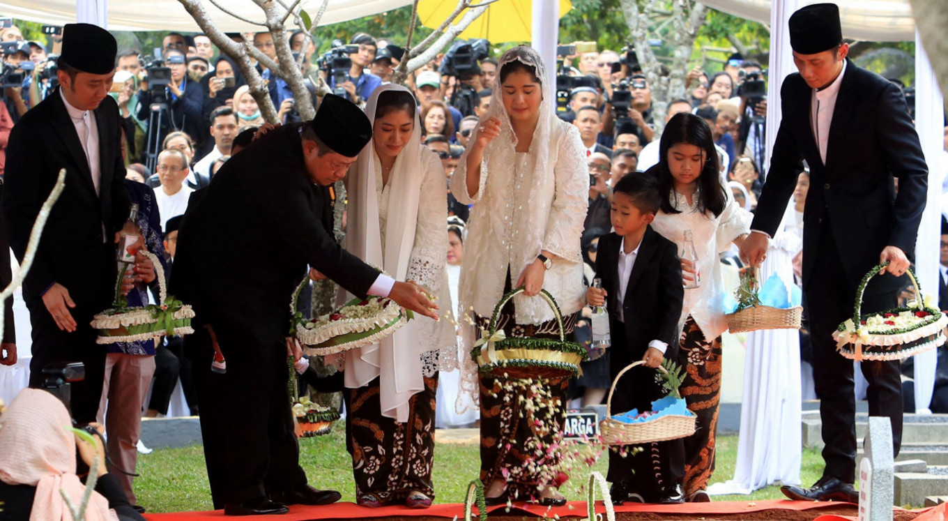 'Farewell, Memo' : Country's public figures gather for Ani Yudhoyono's funeral