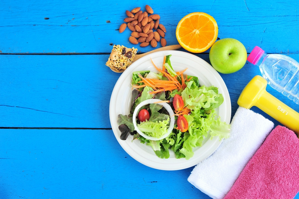 A trial at the University of Bath in the United Kingdom found that having breakfast before doing morning exercises increases our metabolism. 