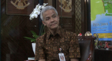 Ganjar Pranowo promises more infrastructure, lower wages 