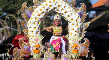 Jokowi opens Bali  Arts Festival, hundreds perform in colorful street parade