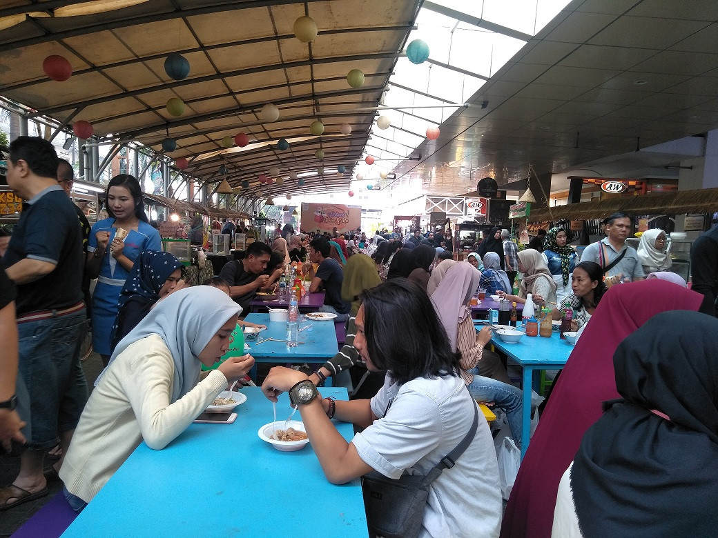 Visitors pack the area in a recent bakso and noodles festival in Blok M Square, South Jakarta on Aug. 2, 2019. (JP/Nina Loasana)

