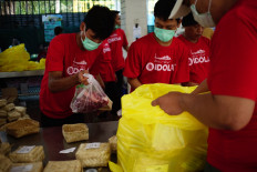 An attendant uses bamboo besek (containers made of plaited bamboo) to hold qurban (sacrificial) meat at Istiqlal Mosque in Central Jakarta on Sunday. The mosque chose not to use plastic bags to distribute its qurban meat for this year's Idul Adha. JP/Syelanita
