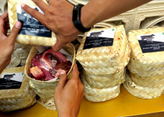 Students of state junior high school SMPN 3 in Malang, East Java, place qurban (sacrificial) meat into besek (containers made of plaited bamboo) during Idul Adha on Sunday. Neighborhoods and mosques across Java used besek instead of single-use plastic bags to distribute qurban meat to residents. JP/Nedi Putra AW