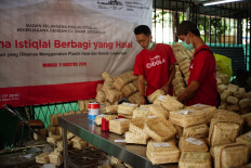 An attendant uses bamboo besek (containers made of plaited bamboo) to hold qurban (sacrificial) meat at Istiqlal Mosque in Central Jakarta on Sunday. The mosque chose not to use plastic bags to distribute its qurban meat for this year's Idul Adha. JP/Syelanita