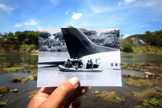 A team of divers search for the aircraft’s black box. JP/Boy T. Harjanto