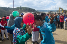 Hundreds of scavengers participate in the Independence Day competitions at the Yogyakarta’s Piyungan Integrated Waste Treatment Area (TPST) on Aug. 17. JP/Tarko Sudiarno