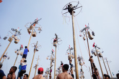 Taman Impian Jaya Ancol (Ancol Dreamland Park) in North Jakarta holds a colossal panjat pinang (pole climbing) competition on Carnival Beach on Aug. 17. The park set up 174 poles to be climbed by Ancol’s visitors. JP/Syelanita