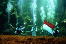 Singer Aaliyah Massaid hoists the flag in the Independence Day ceremony at Sea World, Ancol, North Jakarta, on Aug. 17. JP/Syelanita
