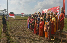 Residents of Melaten village in Malang, East Java, don the traditional attire of the 34 provinces in Indonesia on Aug. 17, following the Independence Day ceremony attended by hundreds of residents.  JP/ Aman Rochman