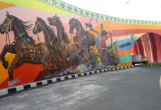 A mural that illustrates a Baratayuda fragment can be seen on the west part of the overpass. JP/Ganug Nugroho Adi
