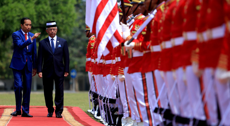 Jokowi welcomes Malaysian king’s visit with Bogor Botanical Gardens tour