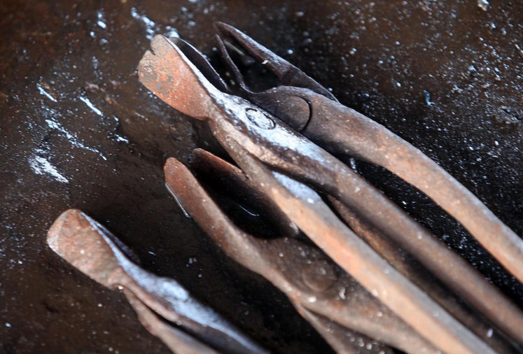 Traditional blacksmiths survive in Klaten market