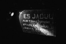  A sign is hung on either side of the zinc-plated box filled with six thermos flasks full of old-style ice lollies. JP/Anggertimur Lanang Tinarbuko