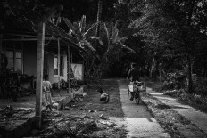 Along his route he passes villages, selling his old-style ice lollies to kids who are playing in the afternoon. JP/Anggertimur Lanang Tinarbuko