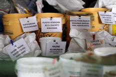 The Waste Analysis and Characterization Study and Brand Audit in Lebak Gede subdistrict, Coblong district, Bandung, divides waste into 84 types, separated using buckets and sacks. JP/Arya Dipa