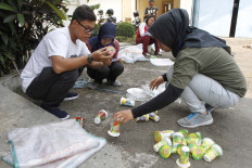 Brand audit or selecting waste based on its type and brand similarity is an important part to learn about the characters of waste in a particular area. JP/Arya Dipa