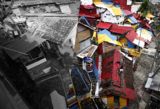 (Right) People collectively paint the roofs of their houses on the banks of the Code River in 2015. (Left) The colors fade four years later. JP/Boy T Harjanto