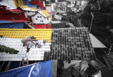 (Left) Painting the housing complex in April 2015. (Right) The colors have faded four years later. JP/Boy T Harjanto